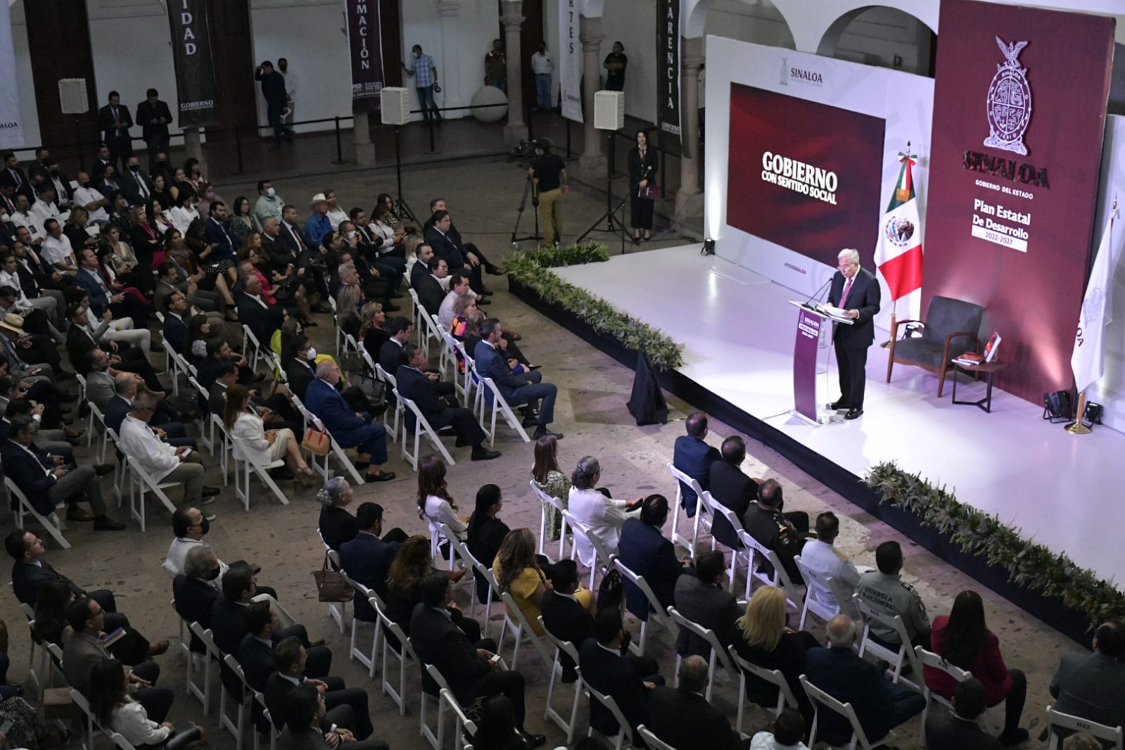 Asiste Químico Benitez a la presentación del Plan Estatal de Desarrollo 2022-2027