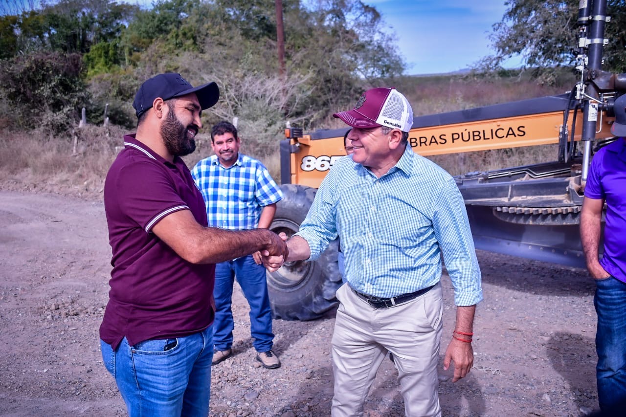 Reciben mantenimiento y reparación 8 kilómetros de caminos rurales de Los Llanitos y El Chamizal