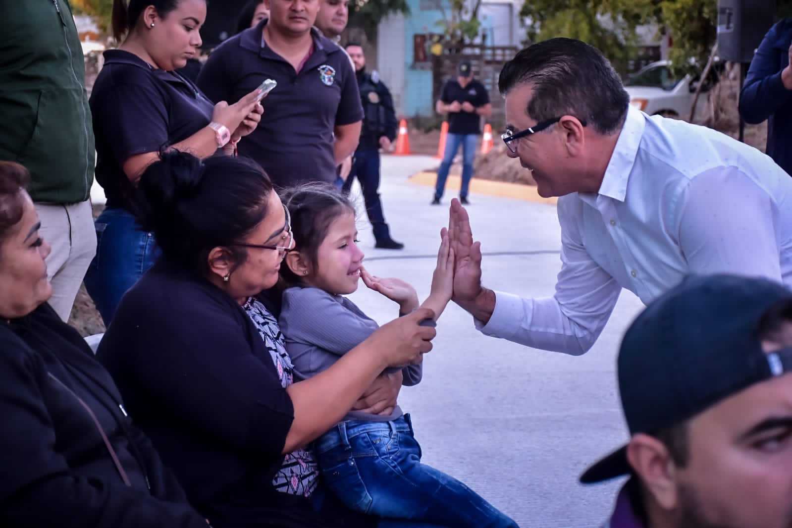 ¡No para el Progreso! Entrega Alcalde Edgar González pavimentación de la calle Benjamin Franklin, la tercera en menos de un año.