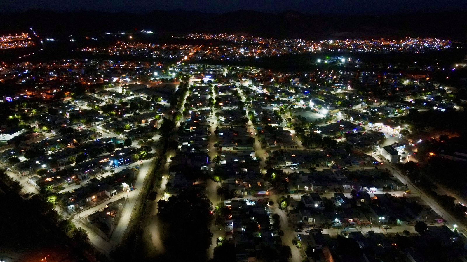 “SABEMOS QUE SEGUIRÁ CUMPLIENDO LO QUE NOS PROMETE”: EN PRADERA DORADA 1 AGRADECEN NUEVO ALUMBRADO PÚBLICO.