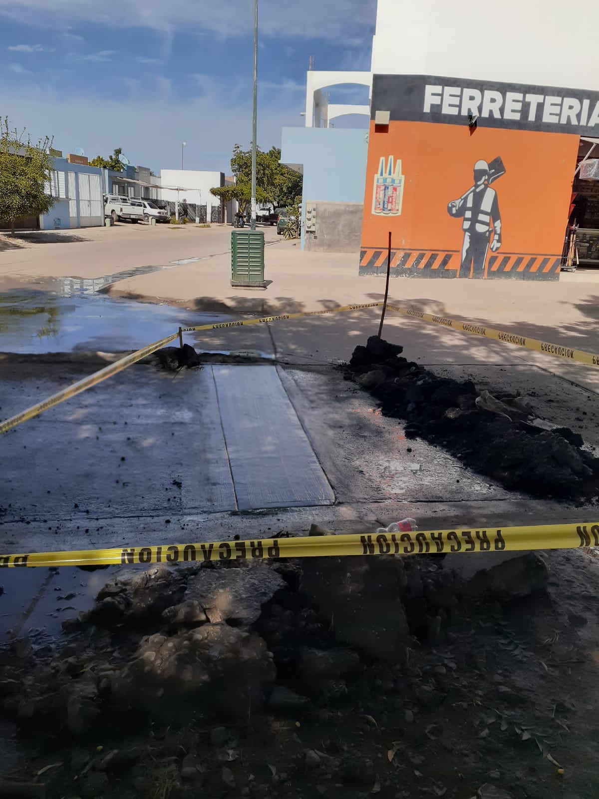CONTINUA LA ATENCIÓN A BACHES Y REPARACIONES CON CONCRETO EN DIFERENTES PUNTOS DE LA CIUDAD