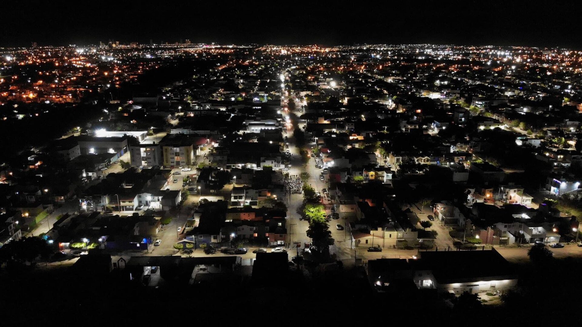 VECINOS DE LA BURÓCRATA Y FRACCIONAMIENTO OLAS A PARTIR DE HOY CUENTAN CON CALLES ILUMINADAS CON LÁMPARAS LED