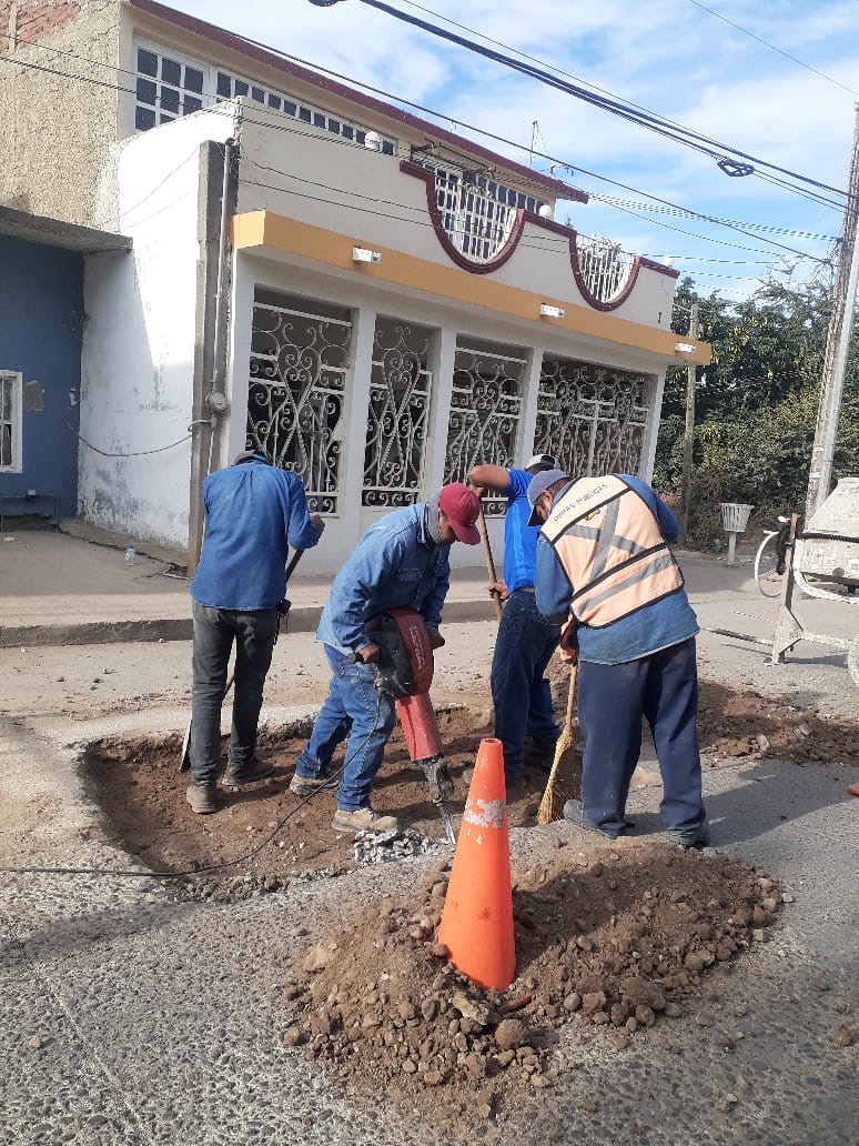 AVANZA EL PROGRAMA DE BACHEO EN LAS PRINCIPALES AVENIDAS DE LA CIUDAD.