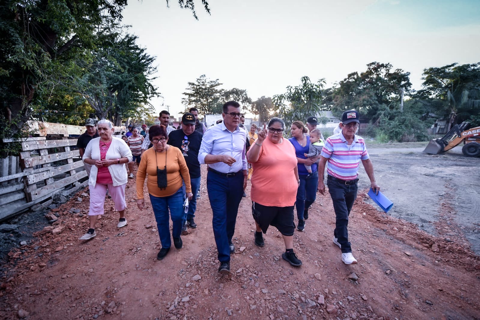 ALCALDE DE MAZATLÁN VISITA LA COLONIA FRANCISCO I MADERO PARA ESCUCHAR Y ATENDER A LOS PLANTEAMIENTOS DE LOS HABITANTES.