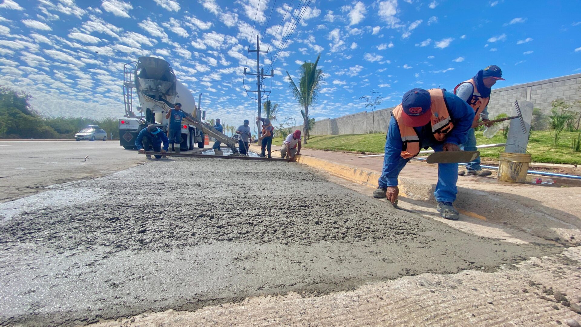 REPONE OBRAS PÚBLICAS LOSAS DE CONCRETO DAÑADAS EN LA PECHE RICE.