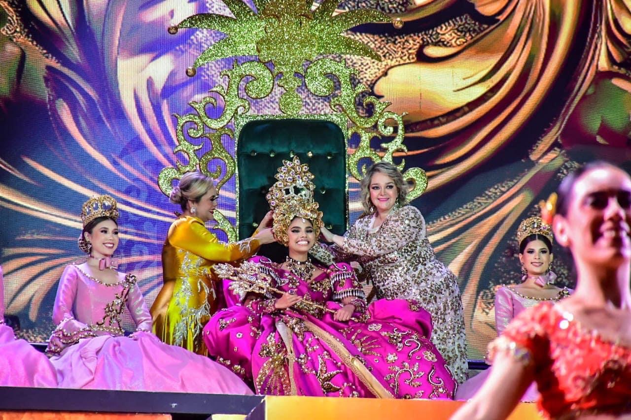 ¡SUENAN LOS PAPAQUIS PARA CORONAR A CAROLINA III, REINA DEL CARNAVAL INTERNACIONAL DE MAZATLÁN “ECLIPSE BARROCO”.