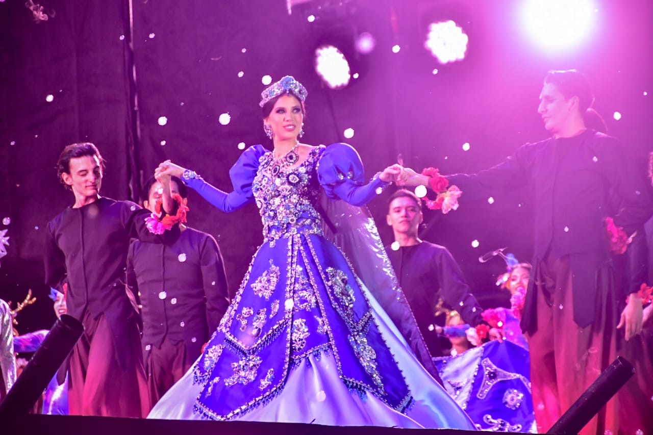 SIU LING I ES CORONADA REINA DE LOS JUEGOS FLORALES DEL CARNAVAL INTERNACIONAL MAZATLÁN 2024, “ECLIPSE BARROCO”.