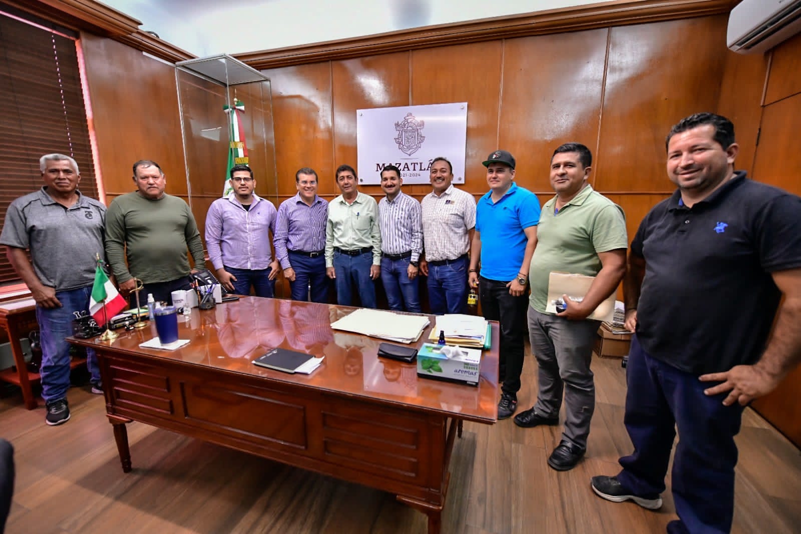 Alcalde se reúne con líderes de cooperativas pesqueras de Villa Unión y Walamo.