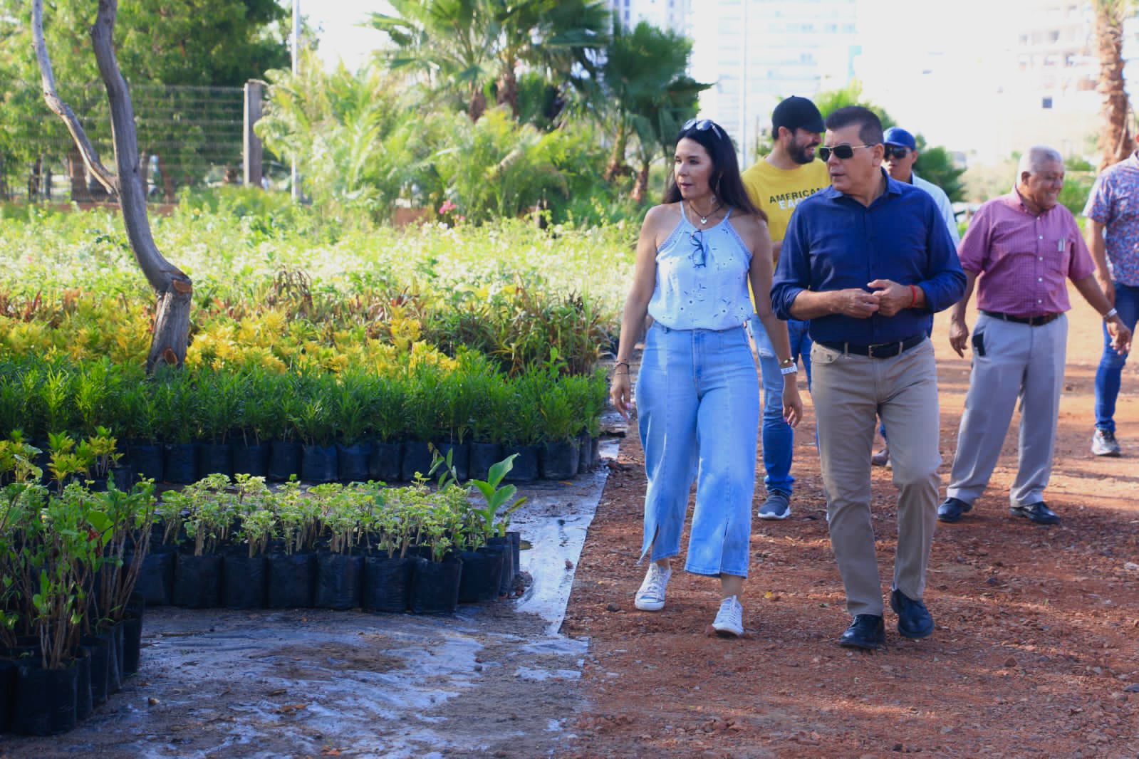 Recorre Edgar González las instalaciones del nuevo vivero municipal.