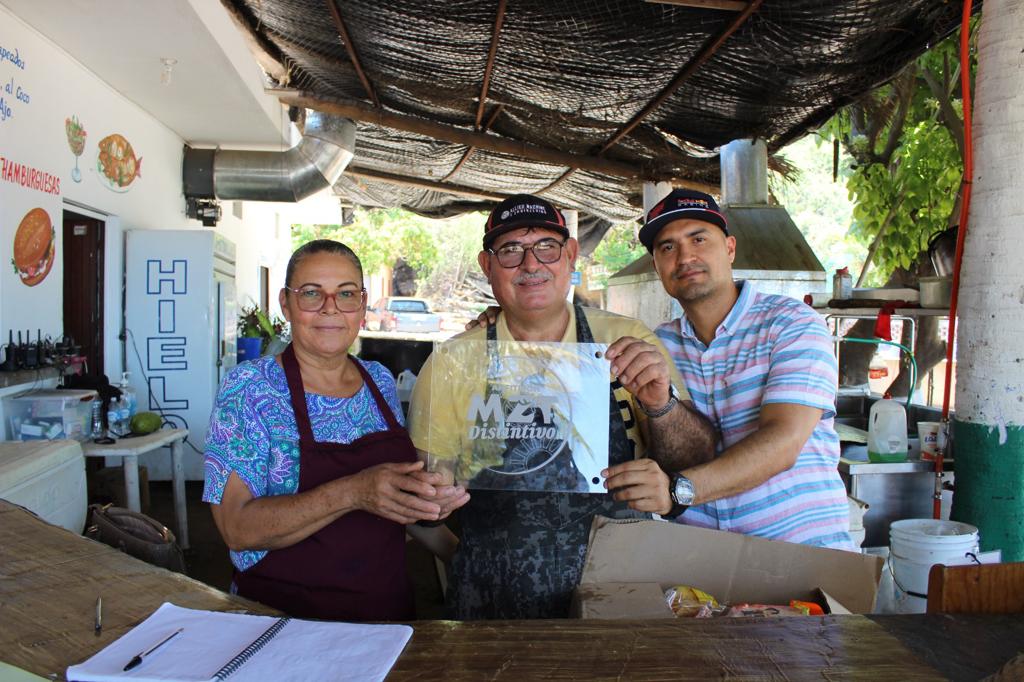 Entrega SEDECTUR distintivo Anfitrión MZT a empresas de la Isla de la Piedra.