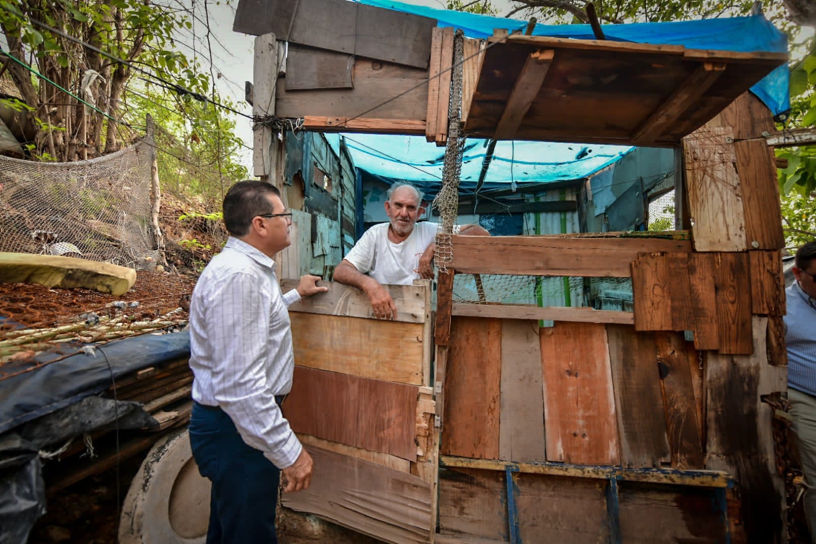 Edgar González visita zona vulnerable del Cerro de la Nevería.