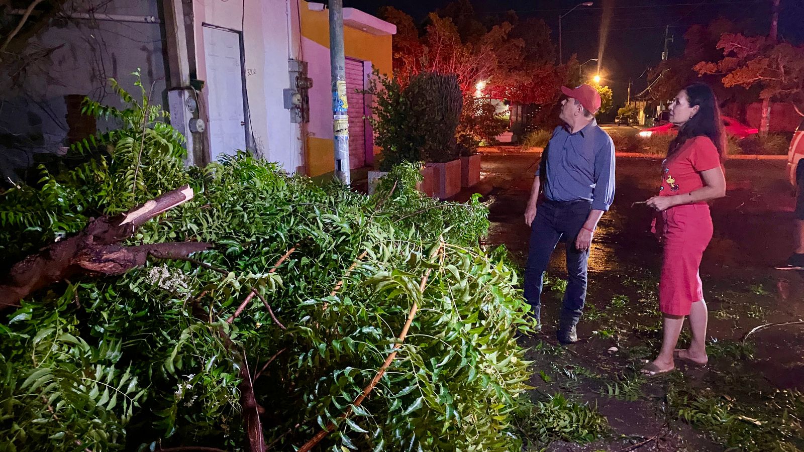 Recorre Edgar González la ciudad, para encabezar brigadas de apoyo, luego de las lluvias.