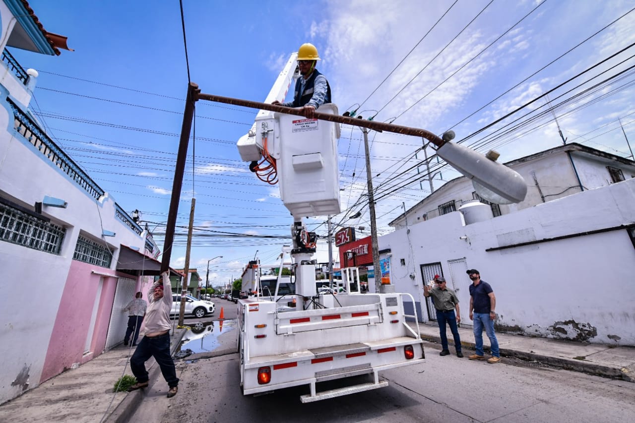 Se restablece energía eléctrica en colonias de Mazatlán.