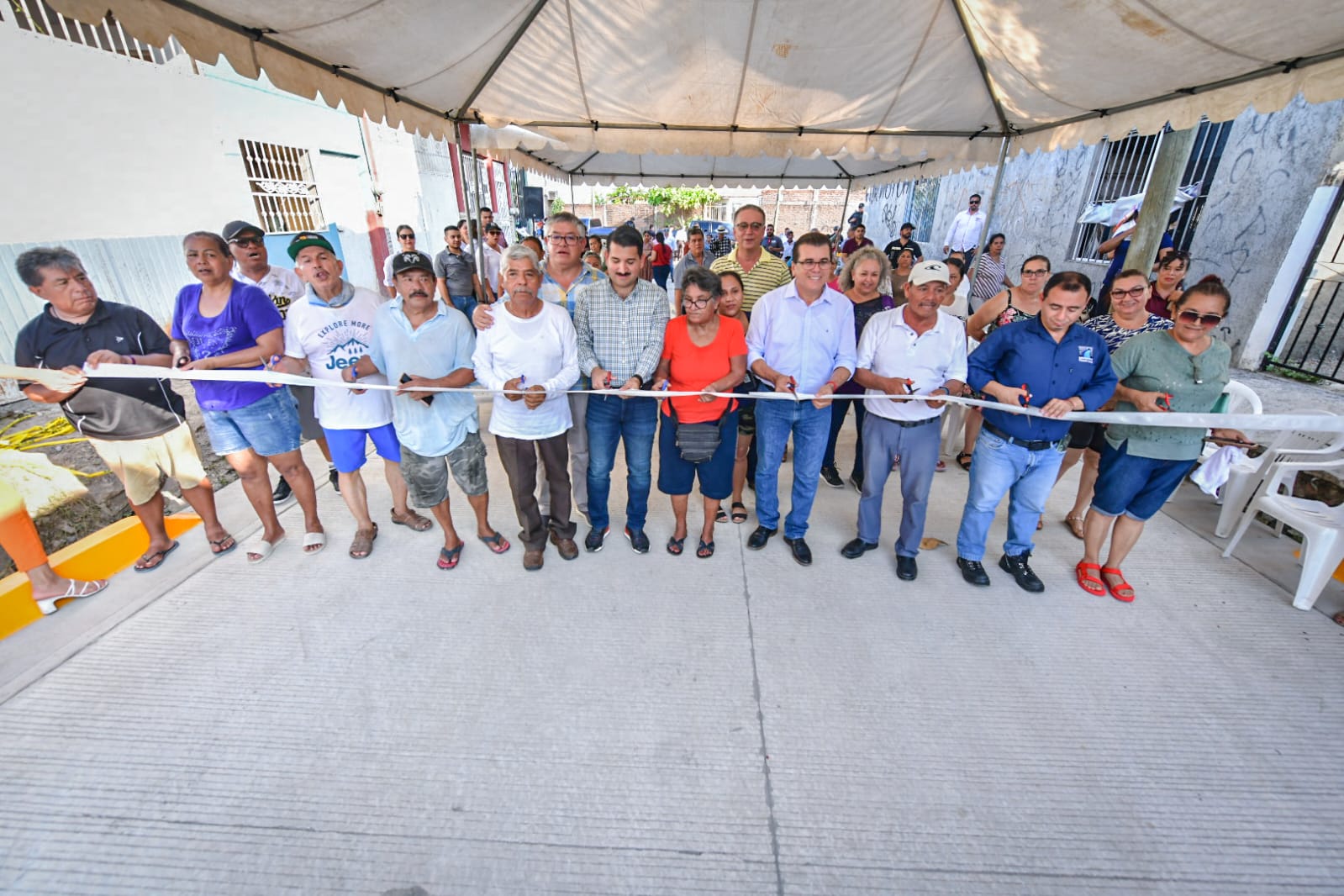 ¡Estrenan calle! Vecinos de la colonia Estero reciben obra de pavimentación.