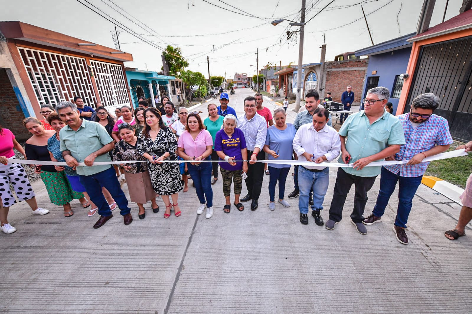 ¡Se hizo justicia!, Vecinos de la calle Las Tinajas en Ampliación Valles del Ejido tienen calle pavimentada.