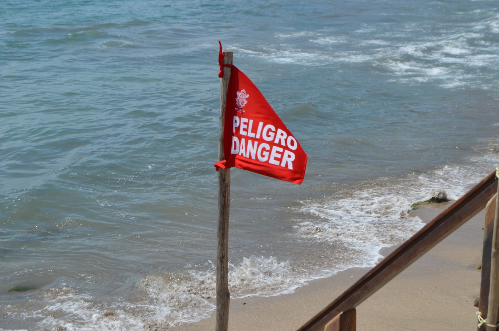Alerta Policía Acuática ante oleaje elevado en playas de Mazatlán.