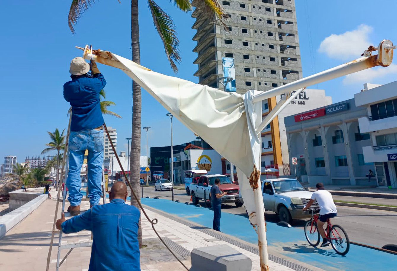 Retiran mobiliario deteriorado del malecón, se repondrá para ofrecer una mejor imagen turística.