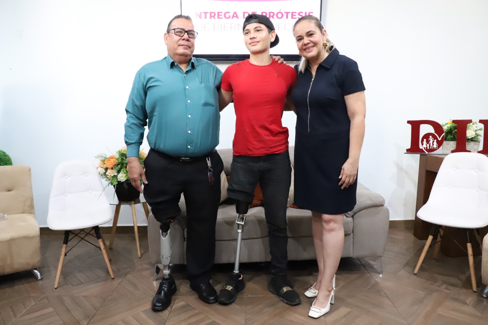 Después de 8 años, Geovanny Florentino ‘N’ vuelve a caminar, con apoyo del DIF Mazatlán.