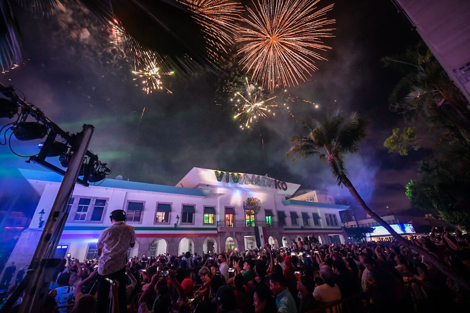 Avanzan preparativos para las fiestas patrias en Mazatlán.