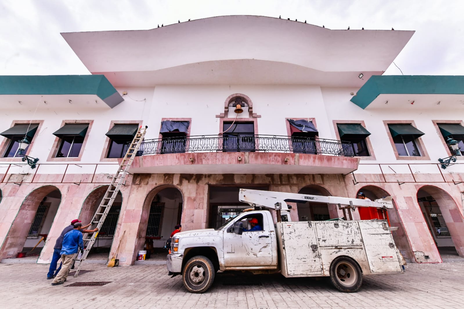 Dan mantenimiento al Palacio Municipal.