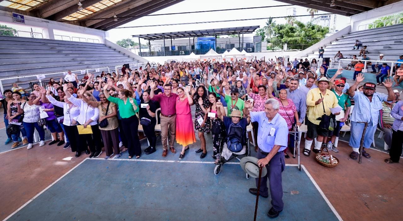 Entregan Gobierno Municipal y Sistema DIF Mazatlán recursos del Programa de Apoyo Económico a Madres Solteras y a Personas Adultas Mayores.