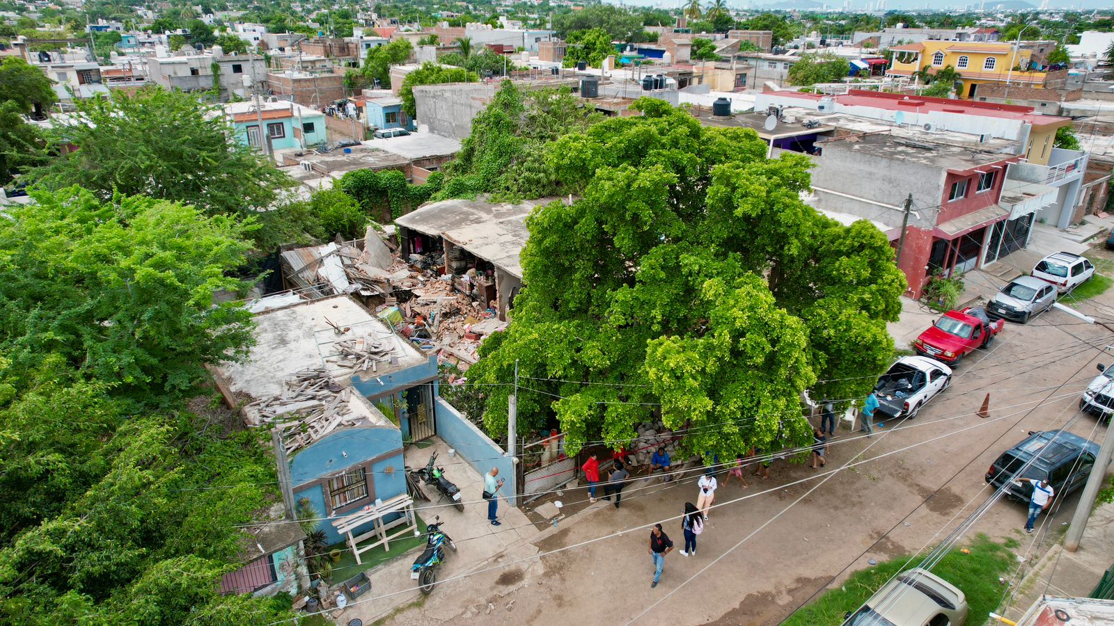 Apoya Gobierno de Mazatlán a familia que perdió su patrimonio en explosión.