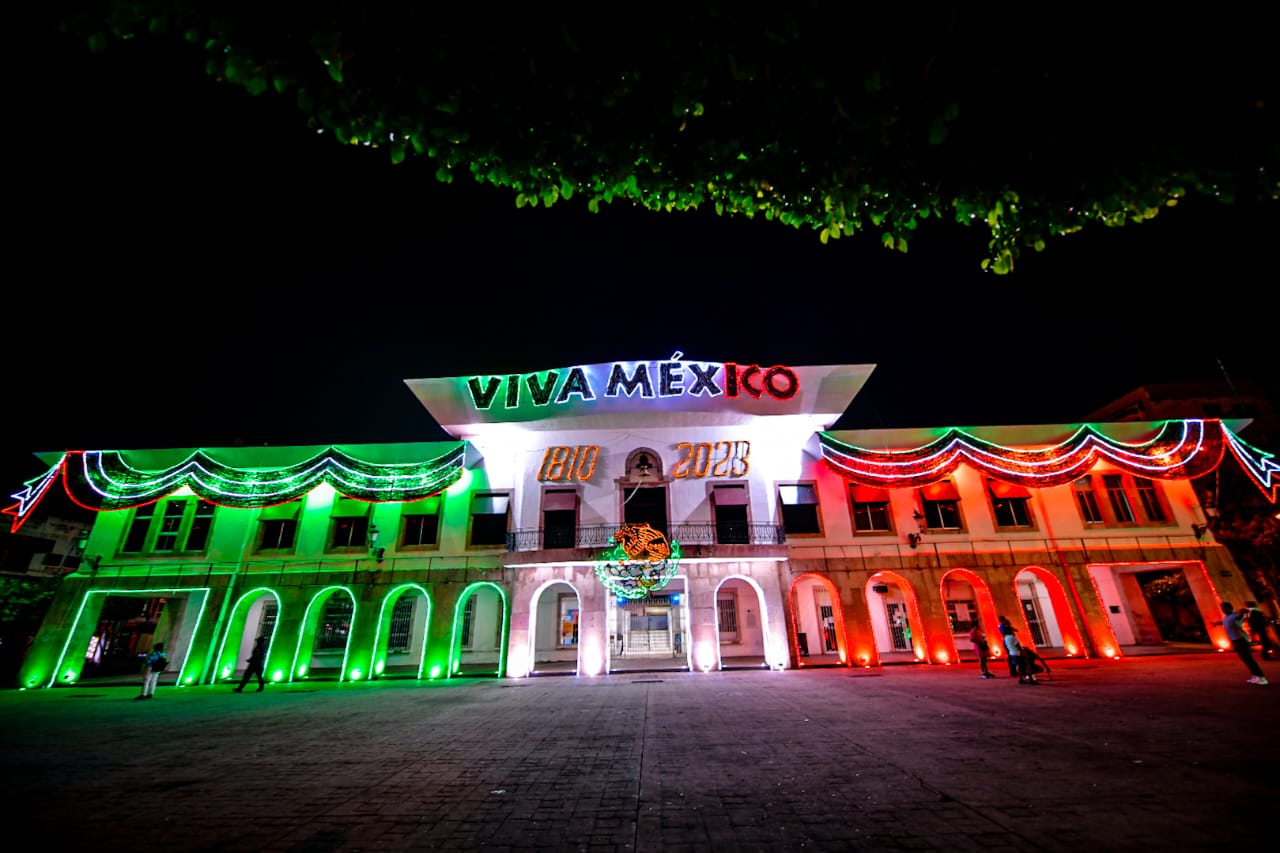 El Palacio Municipal de Mazatlán se ilumina con los colores patrios.