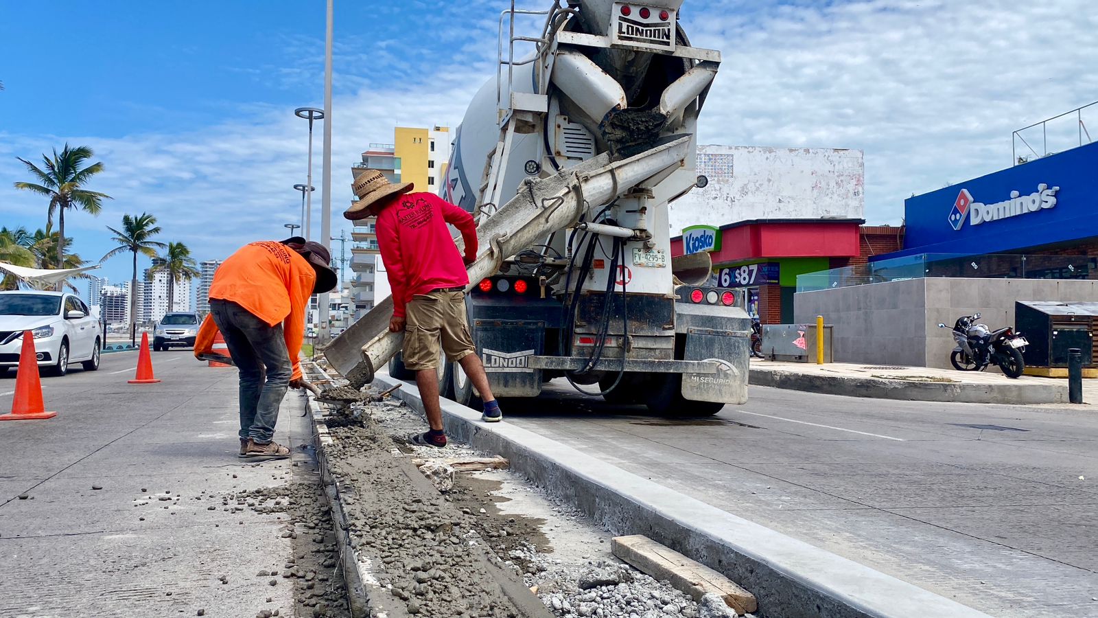 Instalan jardineras permanentes en retornos conflictivos de Avenida del Mar.