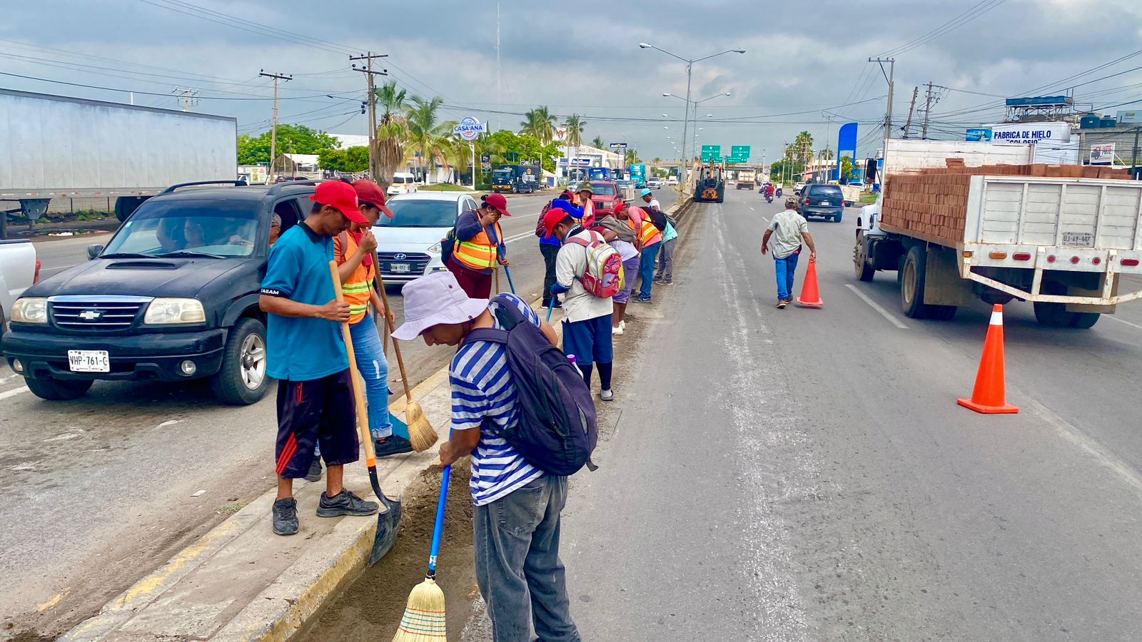 Aseo Urbano realiza intensa jornada de limpieza en los accesos de Mazatlán.