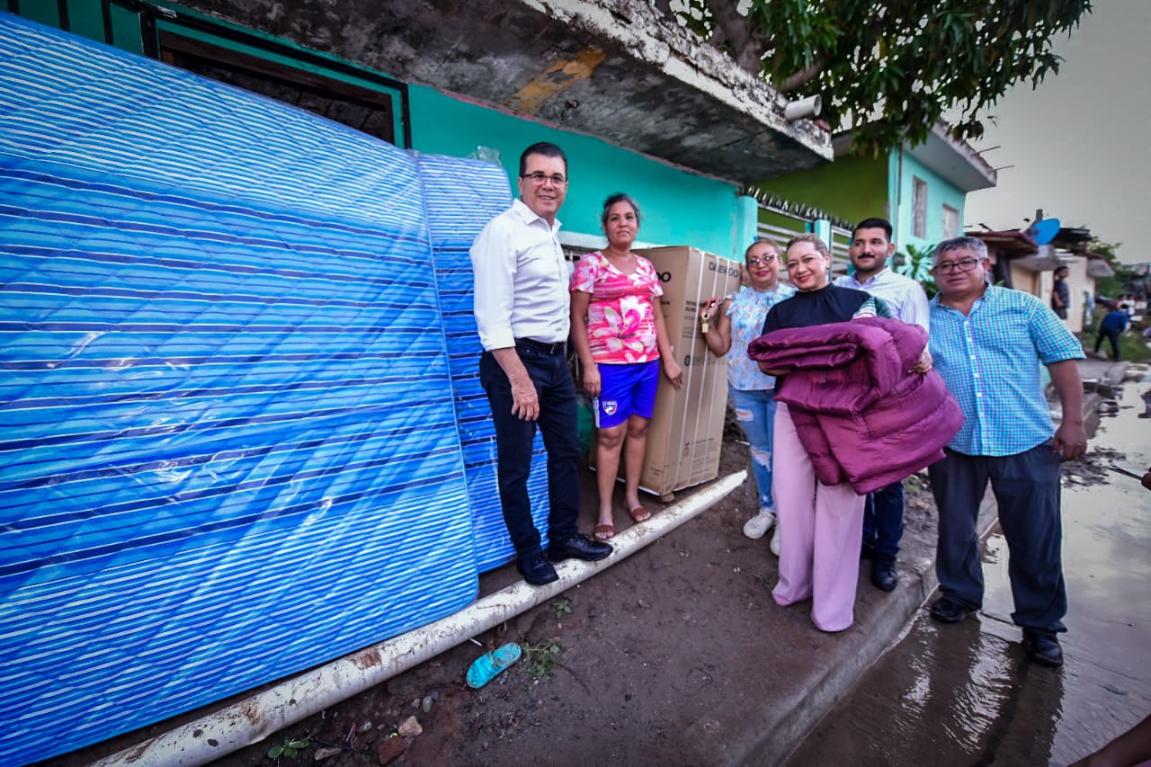 Llevan Gobierno Municipal y Sistema DIF Mazatlán diversos apoyos a afectados por las lluvias, en la Tercera Ampliación Urías.