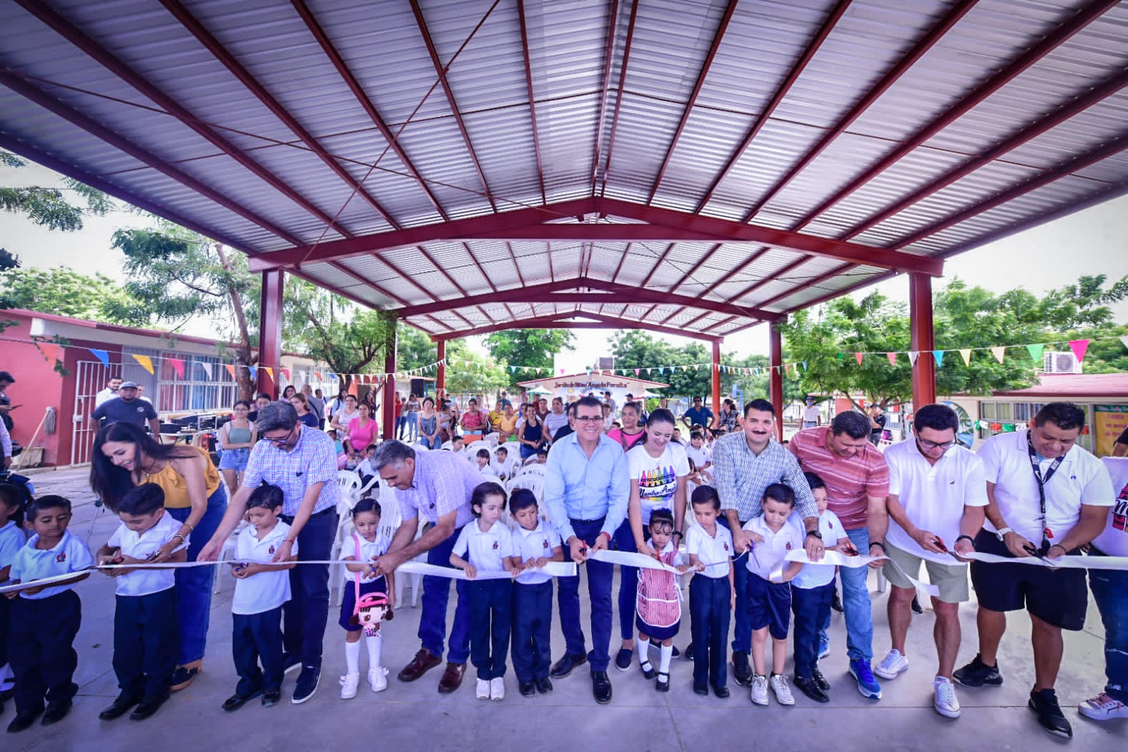Edgar González continúa apoyando a la educación.