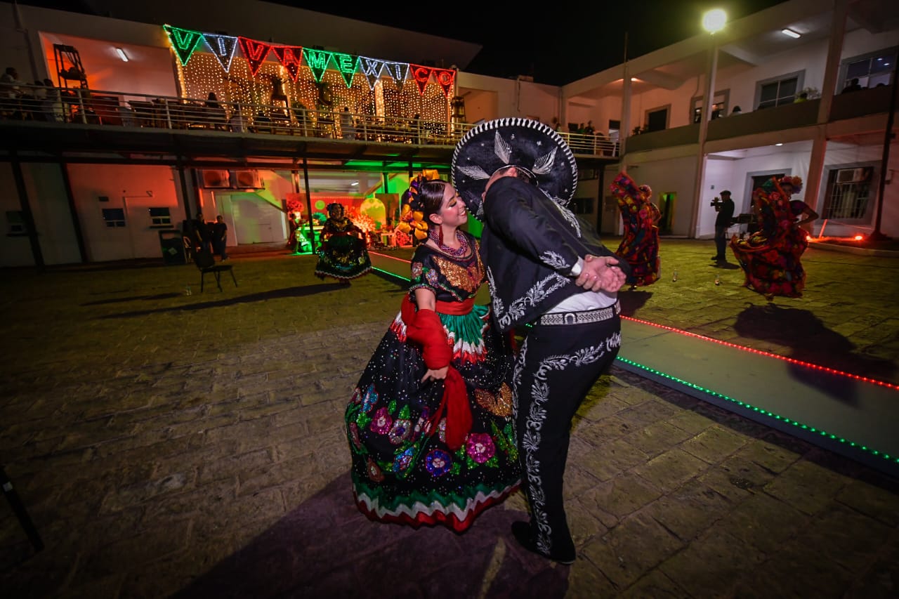 Disfrutan cientos de la gran Verbena Patria en la Plazuela República.
