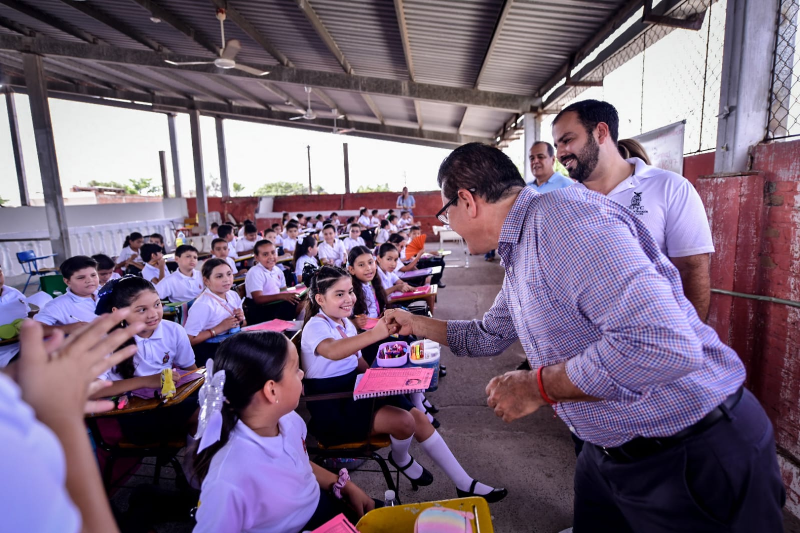Con acciones inmediatas, Edgar González atiende a padres y alumnos de primaria en Villa Unión.