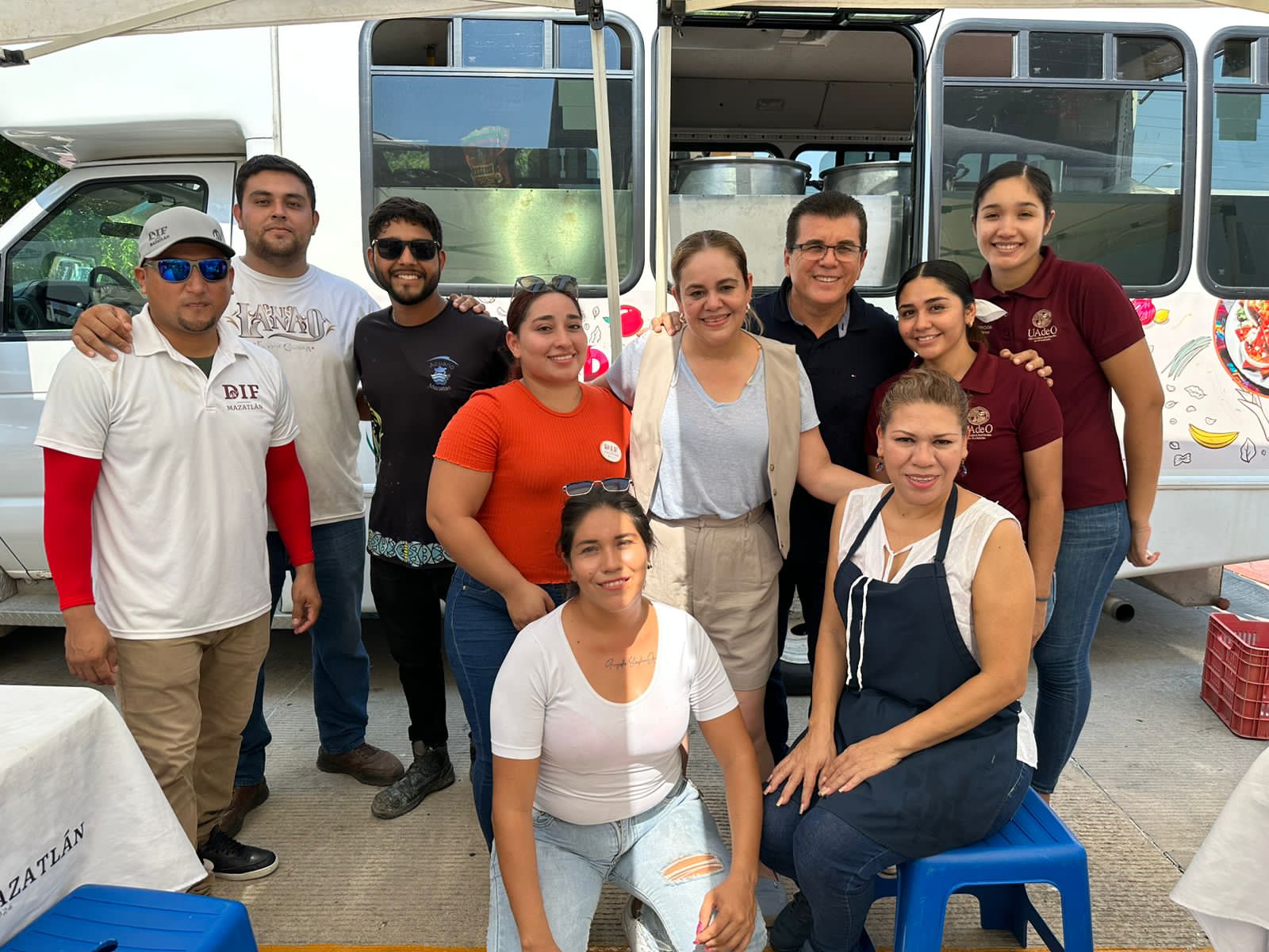 Edgar González y el equipo de DIF entregan alimentos a familiares de pacientes del Hospital General e IMSS.