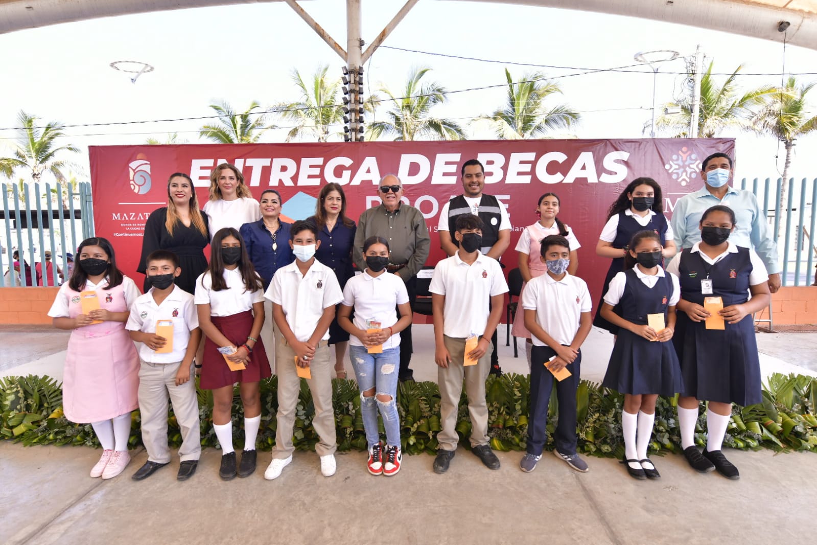 Gobierno Municipal e IMJU entregan 4.8MDP en becas Proase a 1,500 estudiantes de secundaria
