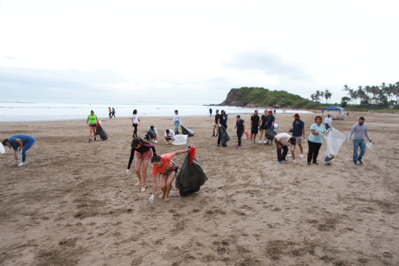 Realiza Gobierno Municipal y OAP jornada de limpieza para celebrar el Día Mundial de las Playas