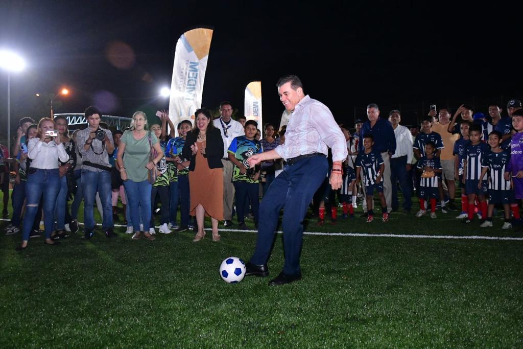 *Entrega Alcalde rehabilitación del campo de futbol 7 del Fraccionamiento Esmeralda*