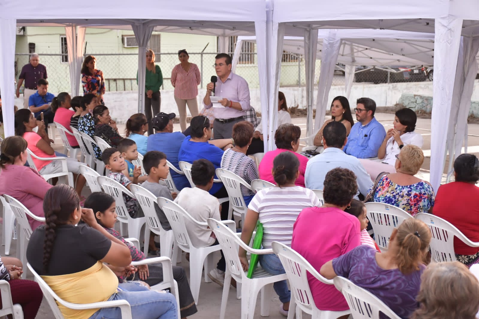 Con soluciones inmediatas, Gobierno Municipal atiende a vecinos de la Quinta Chapalita.