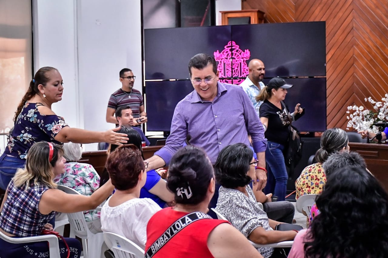Atiende Edgar González a Amigos de los Animales.