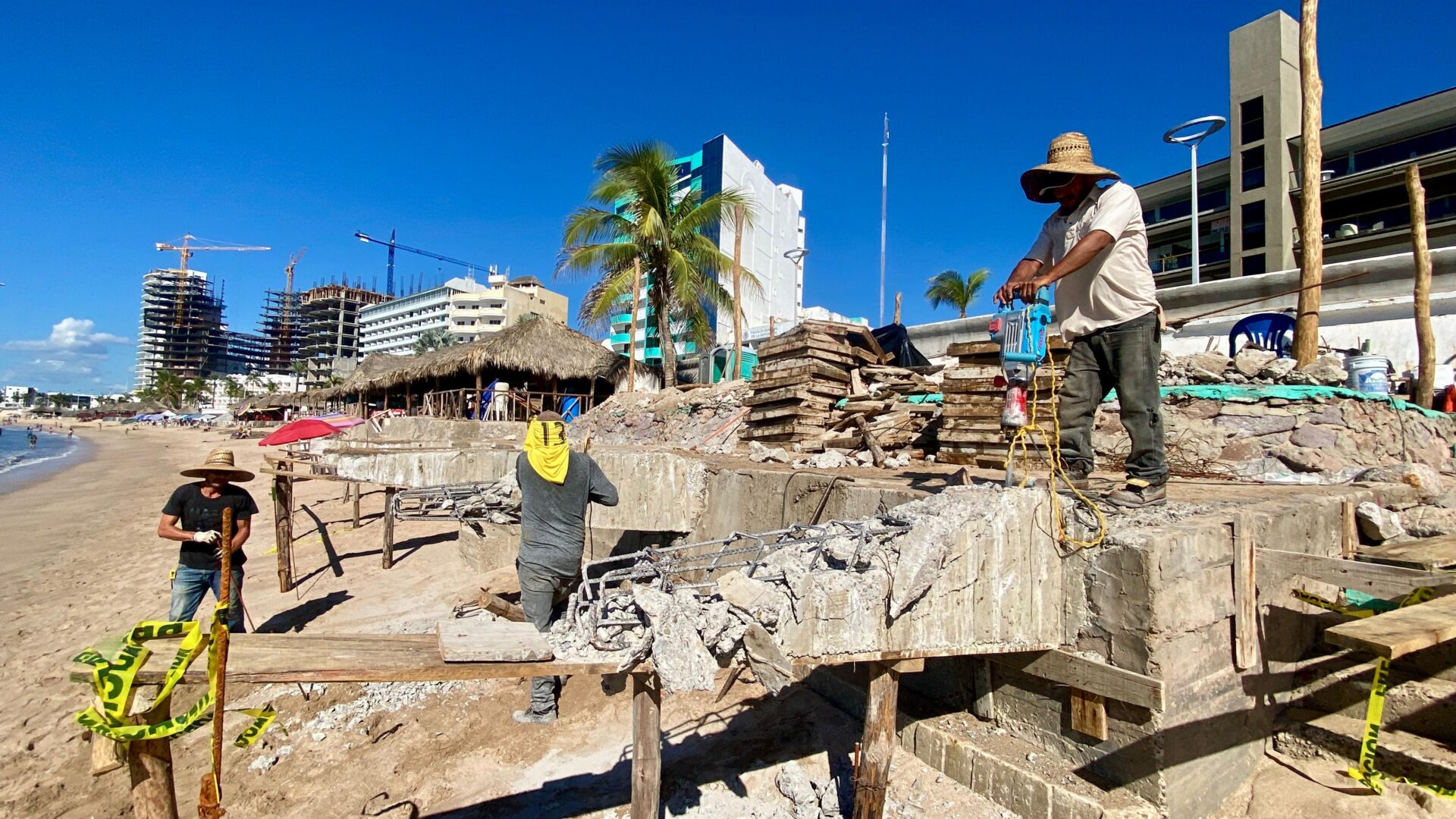Regidores respaldan acciones del Gobierno de Mazatlán por suspensión y demolición de obra en la playa.