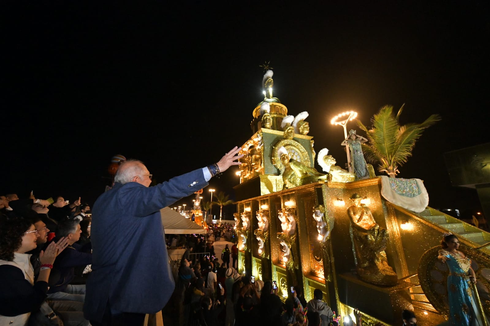 Con un vistoso segundo desfile de carros alegóricos, turistas y mazatlecos se despiden del Carnaval 2022.