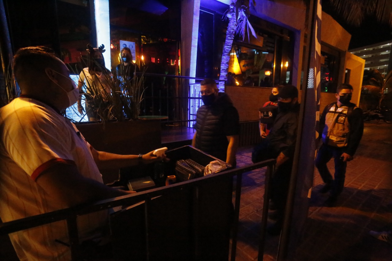 Mazatlán a la baja en contagios de Covid-19, pero la supervisión de aforos continúa.