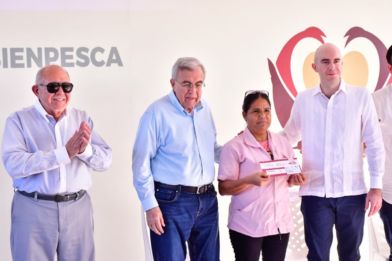 ¡Mazatlán está de fiesta! Entregan apoyos del programa Bienpesca a trabajadoras de congeladoras del puerto.