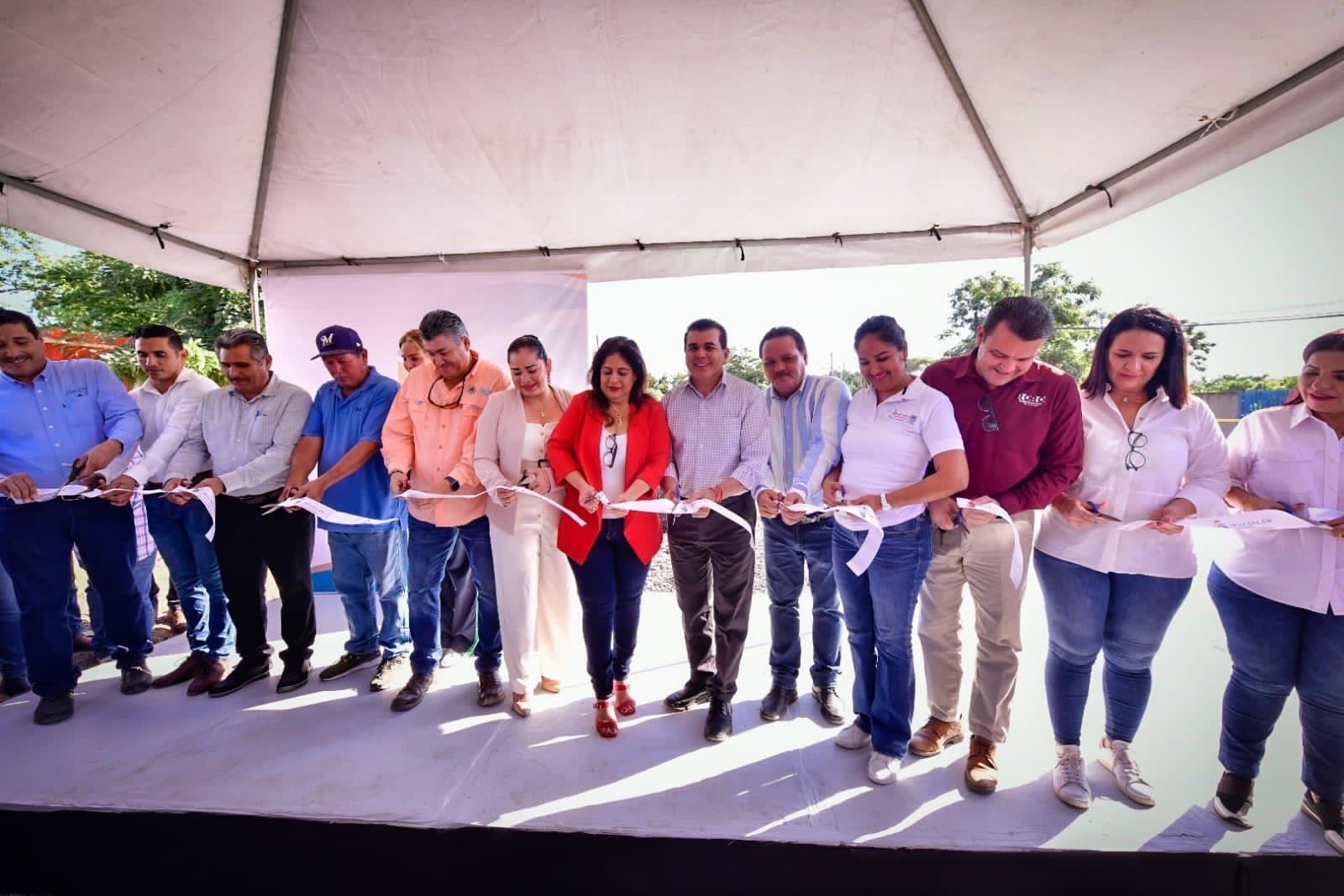 Inaugura Alcalde Edgar Augusto González Zatarain primera obra en su primer día de actividades.