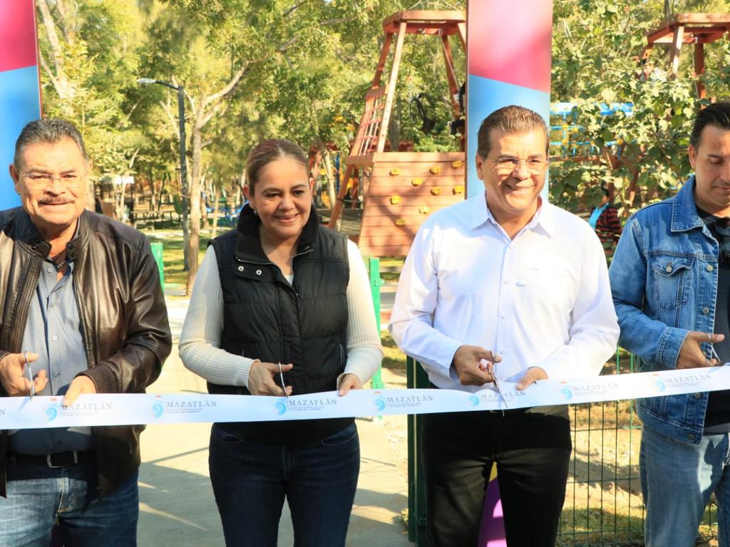 Inaugura Alcalde Edgar González área de juegos infantiles en el Parque Central.