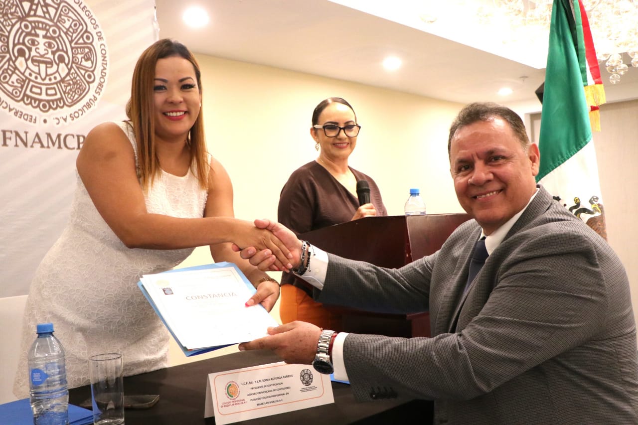 La Asociación Mexicana de Contadores Públicos Colegio Profesional entrega certificados a sus integrantes por su capacitación y constancia de socios activos