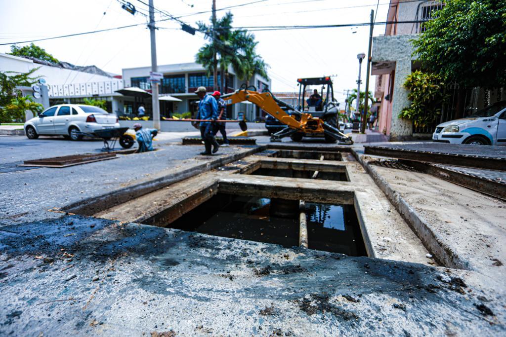 Obras Públicas trabaja en desazolve de colector Roosevelt.