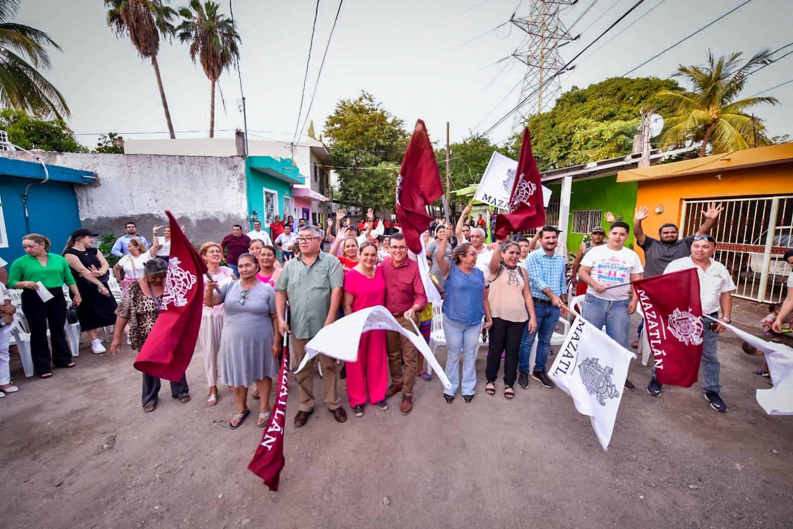 Justicia para vecinos de Urías, Edgar González arranca obra de pavimentación de la calle Arroyo.