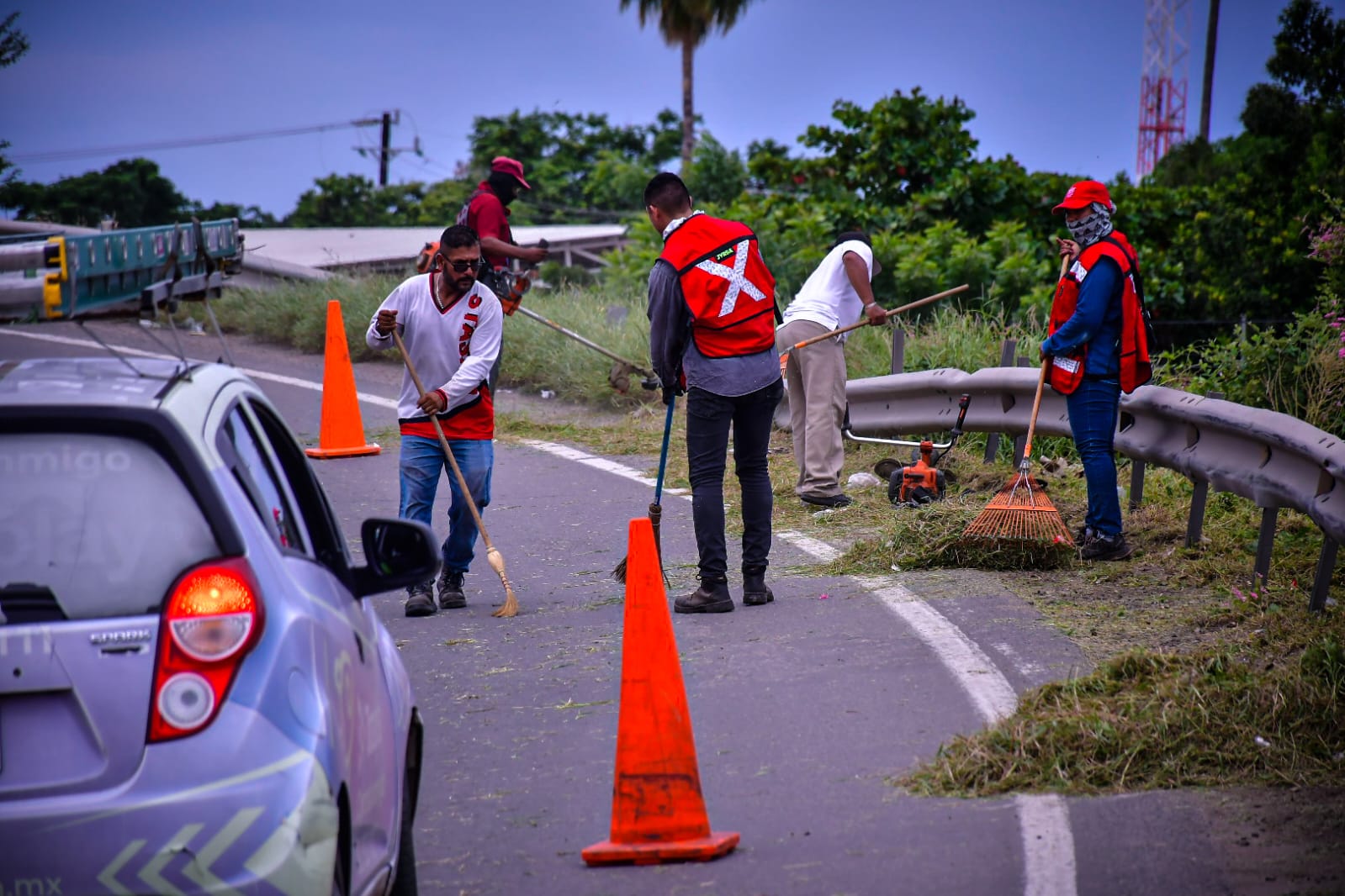 Servicios Públicos da mantenimiento al acceso sur de la ciudad.