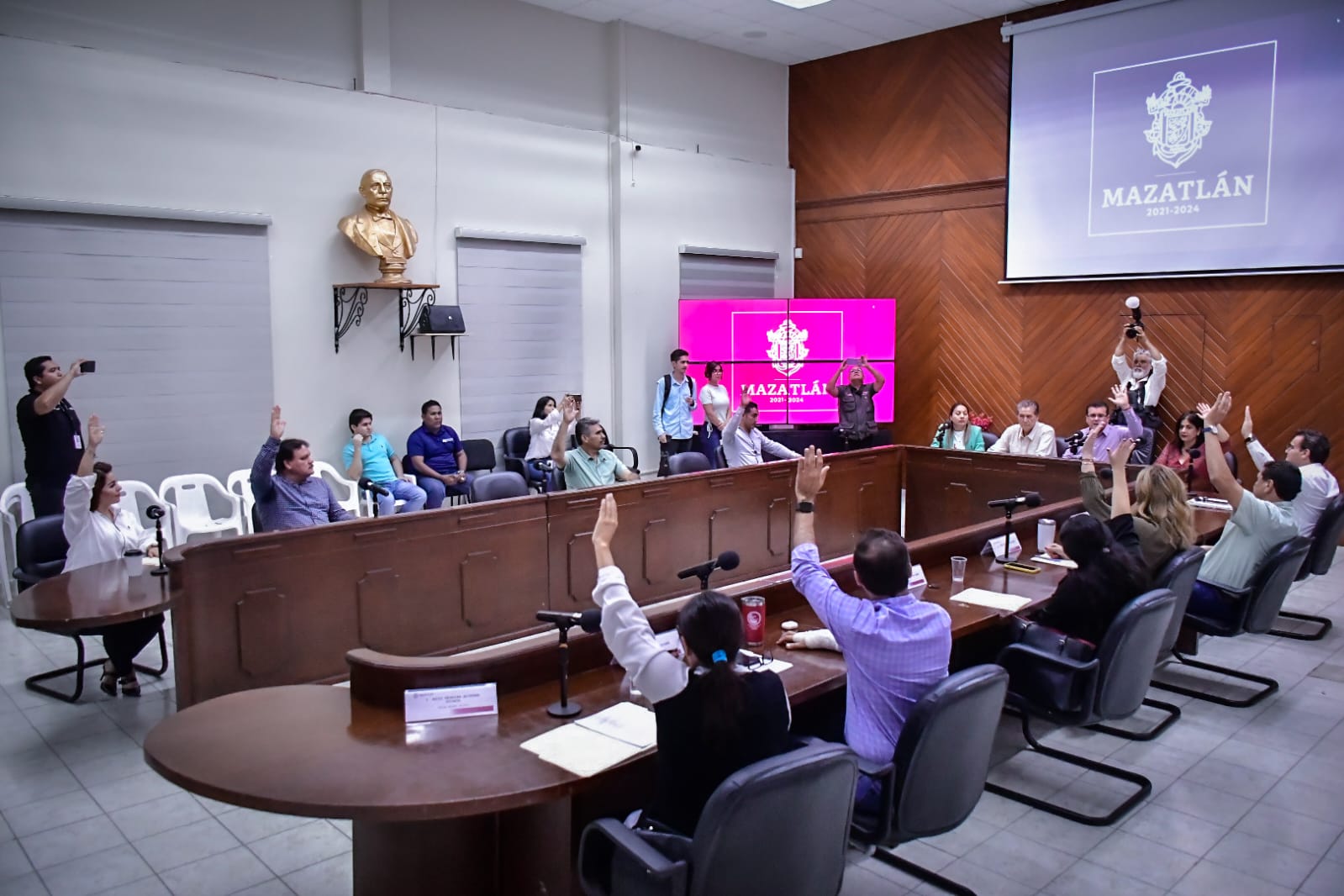 Acepta Cabildo propuesta para que Mazatlán sea sede anual del Festival Indo Iberoamericano de Poesía y Canto Pablo Neruda.